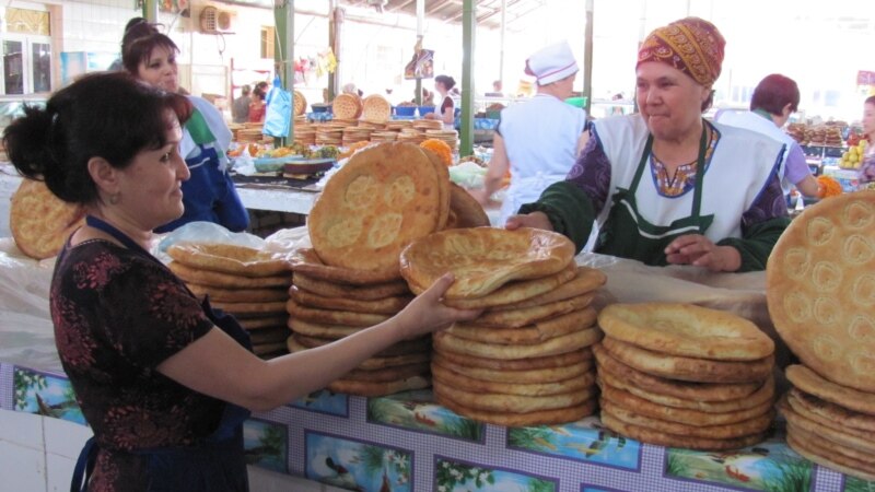 Häkimiýetler un ýetmezçiligini tamdyr çöregini satýanlara garşy göreşmek bilen çözmäge synanyşýar