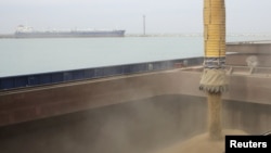Отгрузка зерна на зерновом терминале в морском порту в Актау. 15 марта 2012 года.
