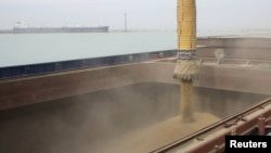 Загрузка зерновоза на терминале в порту Актау на побережье Каспийского моря