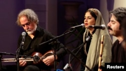 Иранский музыкант и композитор Маджид Деракшани (слева) и участники его ансамбля.