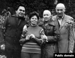 Архівне фото. Зліва направо: Микола Руденко, Раїса Руденко, Зінаїда Григоренко, Петро Григоренко (1970-і роки)
