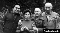 Зліва направо: Микола Руденко, Раїса Руденко разом із подружжям інших відомих радянських дисидентів, Зінаїдою та Петром Григоренками, 1970-ті роки