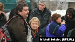 Жазушы Дмитрий Быков (сол жақтан бірінші) ксенофобияға қарсы наразылық шарасында. Мәскеу, 26 желтоқсан 2010 жыл