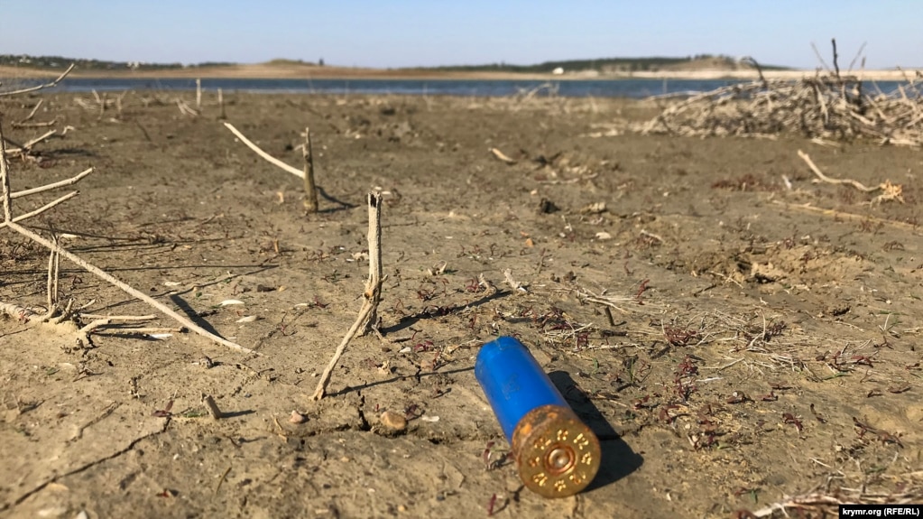 Запрет на проход к водоему не останавливает охотников в желании пострелять дичь на его берегу