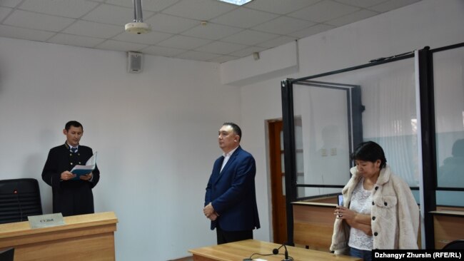 Карлыгаш Асанова (справа) с адвокатом в зале суда во время оглашения приговора. Актобе, 25 октября 2019 года.