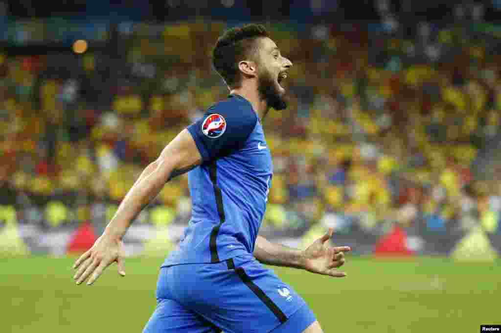 Olivie Giroud autorul primului gol francez... (REUTERS/Christian Hartmann Livepic ).