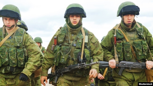 Оккупация украинского Крыма. Российские военные в селе Перевальное, 5 марта 2014 года