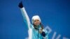 Казахстанская фристайлистка Юлия Галышева, бронзовый призер Олимпиады в Пхёнчхане, с медалью, полученной за выступление в могуле. 12 февраля 2018 года.