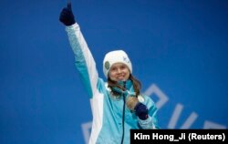Бронзовый призер зимних Олимпийских игр 2018 года в Пхёнчхане Юлия Галышева на подиуме