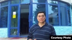 Журналист и гражданский активист из Казахстана Рамазан Есергепов у здания Жамбылского областного суда. Тараз, 28 июля 2016 года.