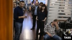 Кремлевский критик Алексей Навальный и сотрудники Фонда борьбы с коррупцией во время обыска в их офисе, архивное фото.