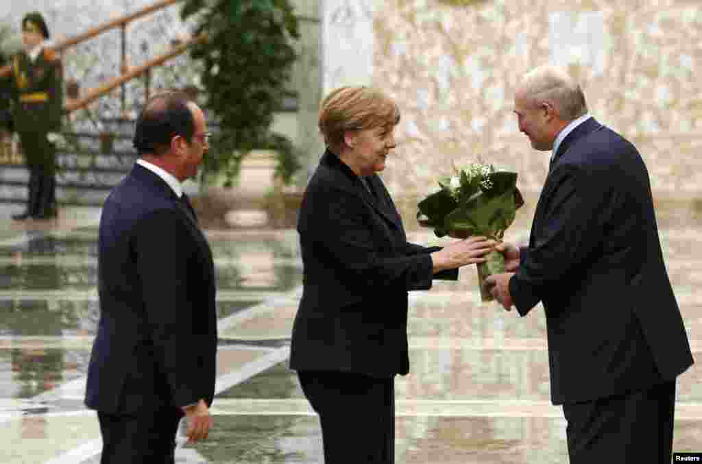 Президент Белоруссии Александр Лукашенко встречает Ангелу Меркель и Франсуа Олланда. Вечер 11 февраля 2015 года.