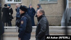 Сотрудник полиции и человек в гражданском. Иллюстративное фото.
