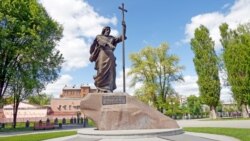 Monumentul Sfântului Apostol Andrei în parcul orașului Harkov.