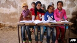 Fëmijët sirianë në një shkollë të improvizuar