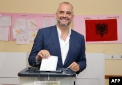 Лідер Соціалістичної партії Еді Рама голосує в Тирані, 23 червня 2013 року