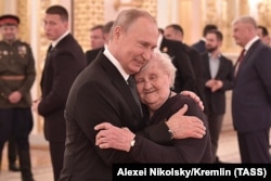 Владимир Путин и его классный руководитель Вера Гуревич в Кремле, 2019 год