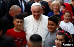 Papa Francisc la întîlnirea cu refugiații din centrul de la Vrajdebna de lîngă Sofia, 6 mai 2019