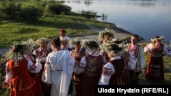 Людзі сьвяткуюць Купальле ў Тураве, архіўнае фота