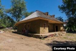 Casa lui George Enescu de la Mihăileni în cursul restaurării (Foto: Pro Patrimonio/Mihai Bodea)