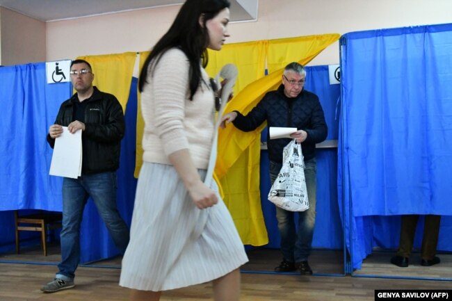 Голосування на виборах президента України на одній з виборчих дільниць у Києві, 31 березня 2019 року