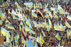 Київ, 30 вересня 1990 року. Мітинг, на якому закликали до виходу України зі складу СРСР. Окрім синьо-жовтих прапорів, майорять і червоно-чорні