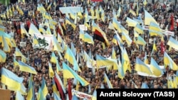 Київ, 30 вересня 1990 року. Мітинг, на якому закликали до виходу України зі складу СРСР. Окрім синьо-жовтих прапорів, майорять і червоно-чорні 