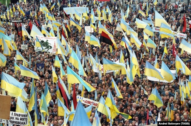 Мітинг у Києві 30 вересня 1990 року із закликом до виходу України зі складу СРСР. Окрім синьо-жовтих прапорів, майорять і червоно-чорні