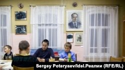 Дети на фоне портрета летописца Нагайбакского района Алексея Михайловича Маметьева