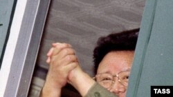 Не верящие в двойников северокорейского лидера эксперты соглашаются с тем, что Ким серьезно заболел