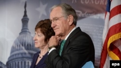 Senatoarea Susan Collins la o conferință de presă alături de un coleg democrat