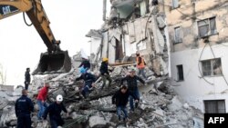 Албанияда зилзила оқибатида вайрон бўлган уйлардан бири.