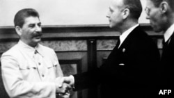 იოსებ სტალინისა და იოახიმ ფონ რიბენტროპის შეხვედრა. მოსკოვი, 1939 წ. 23 აგვისტო. 
