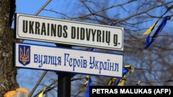 Ulične ploče na litavskom i ukrajinskom jeziku s natpisom "Ulica ukrajinskih heroja" kraj ceste koja vodi do zgrade ruske ambasade u Vilniusu, Litva, 9. 3. 2022.