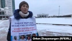 Қарақат Әбдеш "Шыңжаңда қамалған" туысқандарына биліктен араша сұрап, Ақорда алдында пикетте тұр. Нұр-Сұлтан, 6 желтоқсан 2019 жыл.