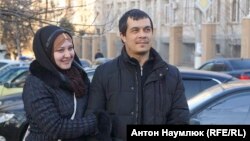 Адвокат Эмиль Курбединов с супругой после выхода из СИЗО