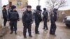 Российская полиция у дома Марлена Мустафаева в аннексированном Крыму 