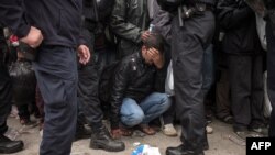 Migrant među službenicima hrvatske policije, rujan 2015.