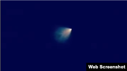 След от запущенной российскими военными баллистической ракеты. Скриншот видео.