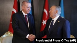 Президент Турции Реджеп Тайип Эрдоган (слева) и бывший президент Казахстана Нурсултан Назарбаев. Баку, 15 октября 2019 года.
