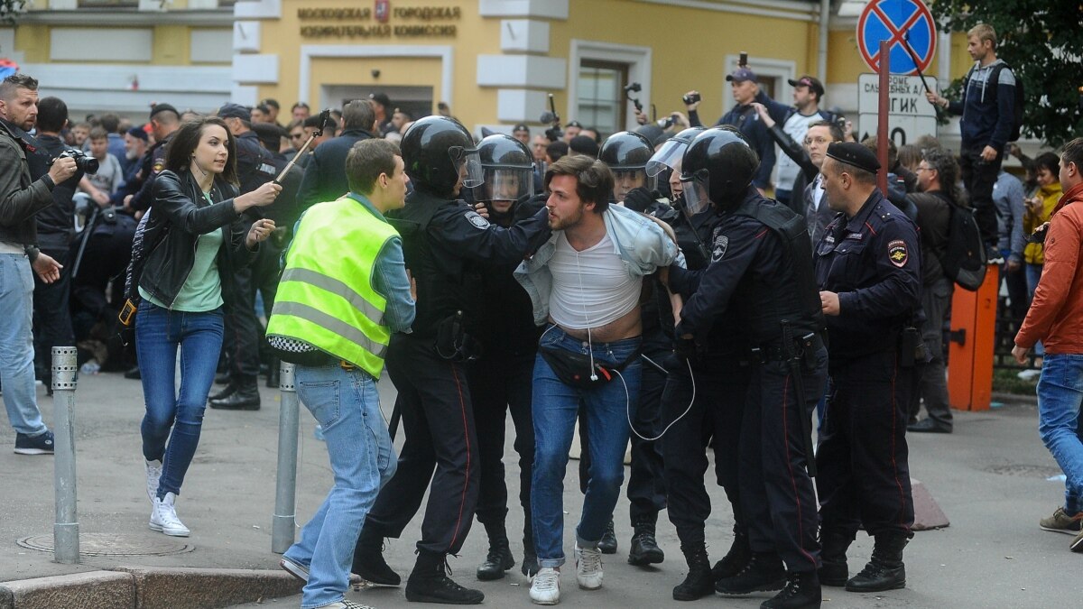 Лицо подвергнутое задержанию. Москвада тажик жигити митинг. Қонли.