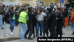 Мәскеудегі наразылық акциясына қатысушылардың бірін полиция алып кетіп жатыр. Мәскеу7 14 шілде, 2019 жыл. 