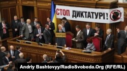 Опозиція блокує парламентську трибуну, Київ, 05 березня 2013 року