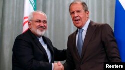 Iranian Foreign Minister Mohammad Javad Zarif (left) and Russian counterpart Sergei Lavrov shake hands at a news conference in Moscow on August 29.