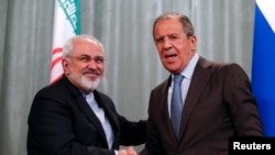 Iranian Foreign Minister Mohammad Javad Zarif (left) and his Russian counterpart Sergei Lavrov (file photo)