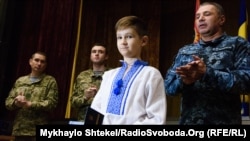 Син Тімура Шаймарданова Марко отримав нагороду за батька від командувача Військово-морськими силами України Ігоря Воронченкf (праворуч). Одеса, 13 жовтня 2017 року
