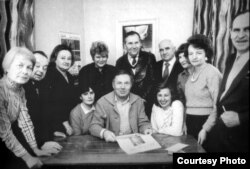 Рэдакцыя «Нівы» ў 1986 годзе. Сядзіць пасярэдзіне: Юры Валкавыцкі