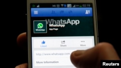 Мобильный телефон с мессенджером WhatsApp. Иллюстративное фото.