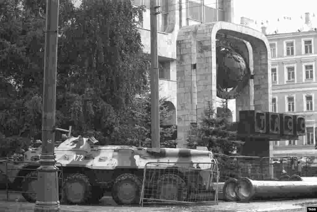 1991-ci ilin avqust çevrilişində tanklar TASS-ın binasını mühasirəyə alıblar.&nbsp;