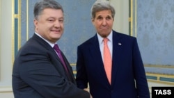 Петро Порошенко (л) і Джон Керрі у Києві, 7 липня 2016 року